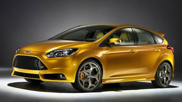 Versão esportiva do hatchback tem motor a gasolina 2.0 EcoBoost e 247 cv de potência - <a href="https://quatrorodas.abril.com.br/reportagens/salao/ford-focus-st-639743.shtml" rel="migration">Leia mais</a>