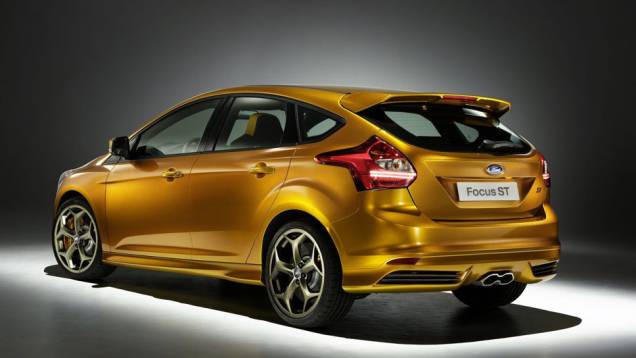 Versão esportiva do hatchback tem motor a gasolina 2.0 EcoBoost e 247 cv de potência - <a href="https://quatrorodas.abril.com.br/reportagens/salao/ford-focus-st-639743.shtml" rel="migration">Leia mais</a>