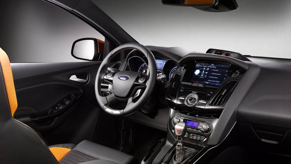 Vers&atilde;o esportiva do hatchback tem motor a gasolina 2.0 EcoBoost e 247 cv de pot&ecirc;ncia - <a href="https://quatrorodas.abril.com.br/reportagens/salao/ford-focus-st-639743.shtml" rel="migration">Leia mais</a>