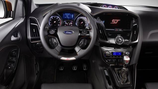 Versão esportiva do hatchback tem motor a gasolina 2.0 EcoBoost e 247 cv de potência - <a href="https://quatrorodas.abril.com.br/reportagens/salao/ford-focus-st-639743.shtml" rel="migration">Leia mais</a> Versão esportiva do hatchback tem motor a gasolina 2.0 EcoBoost e 247 cv de potência - <a href="https://quatrorodas.abril.com.br/reportagens/salao/ford-focus-st-639743.shtml" rel="migration">Leia mais</a>