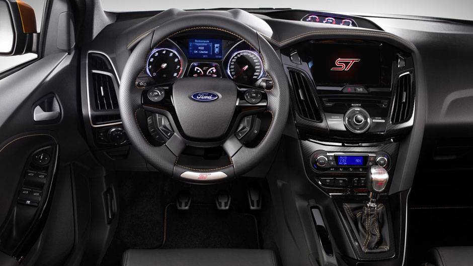 Vers&atilde;o esportiva do hatchback tem motor a gasolina 2.0 EcoBoost e 247 cv de pot&ecirc;ncia - <a href="https://quatrorodas.abril.com.br/reportagens/salao/ford-focus-st-639743.shtml" rel="migration">Leia mais</a>