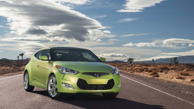 Modelo chama a atenção pelas duas portas do lado do passageiro e uma do lado do motorista | <a href="https://quatrorodas.abril.com.br/carros/lancamentos/hyundai-veloster-641581.shtml" rel="migration">Leia mais</a>