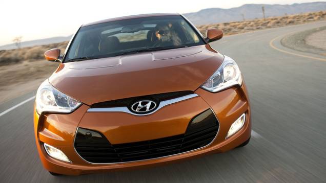 Linhas dinâmicas se unem ao aspecto musculoso do carro | <a href="https://quatrorodas.abril.com.br/carros/lancamentos/hyundai-veloster-641581.shtml" rel="migration">Leia mais</a>