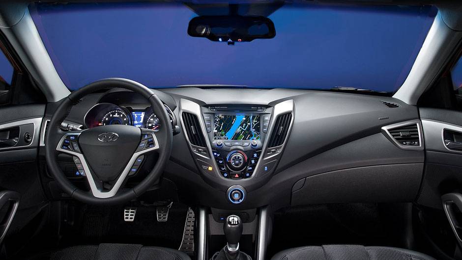 Modelo desembarca no Brasil neste m&ecirc;s | <a href="https://quatrorodas.abril.com.br/carros/lancamentos/hyundai-veloster-641581.shtml" rel="migration">Leia mais</a>