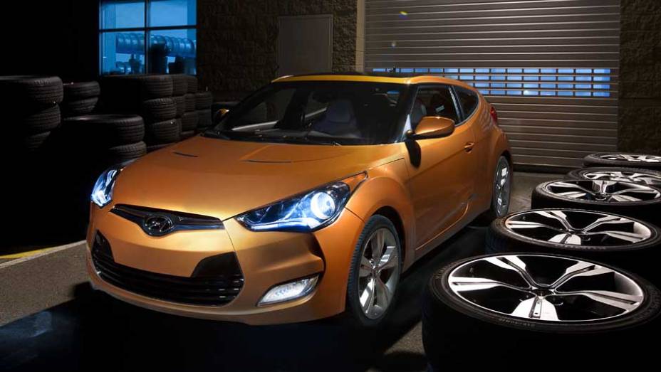 Modelo estará disponível em três opções de acabamento | <a href="https://quatrorodas.abril.com.br/carros/lancamentos/hyundai-veloster-641581.shtml" rel="migration">Leia mais</a>