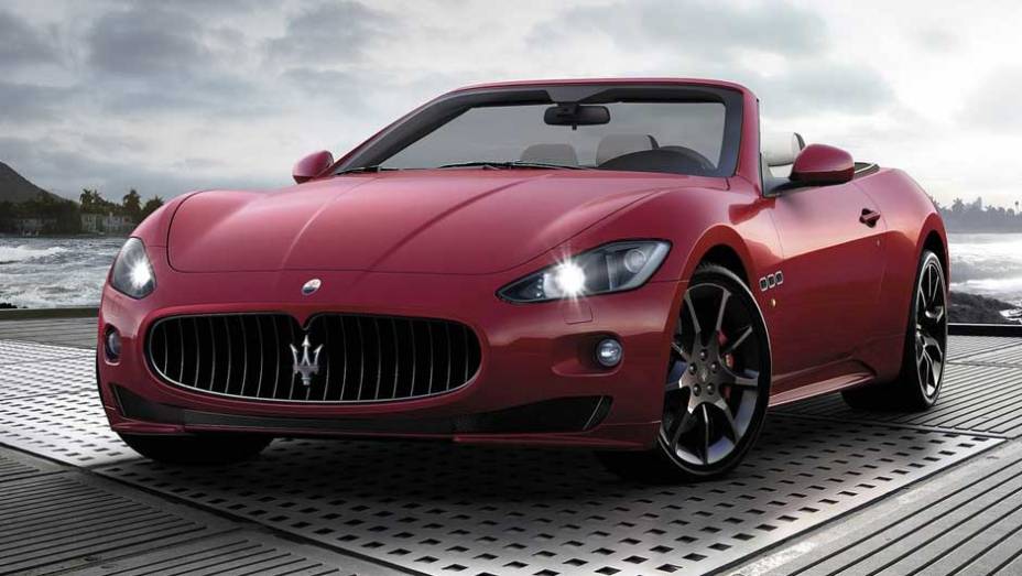 Conversível tem motor 4.7 V8 de 450 cv de potência <a href="https://quatrorodas.abril.com.br/noticias/maserati-lanca-grancabrio-sport-297006_p.shtml" target="_blank" rel="migration">Leia mais</a>