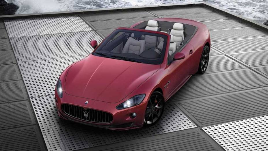 Conversível tem motor 4.7 V8 de 450 cv de potência <a href="https://quatrorodas.abril.com.br/noticias/maserati-lanca-grancabrio-sport-297006_p.shtml" target="_blank" rel="migration">Leia mais</a>