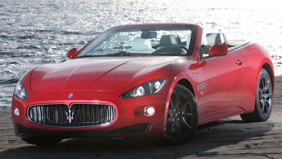 Conversível tem motor 4.7 V8 de 450 cv de potência <a href="https://quatrorodas.abril.com.br/noticias/maserati-lanca-grancabrio-sport-297006_p.shtml" target="_blank" rel="migration">Leia mais</a>