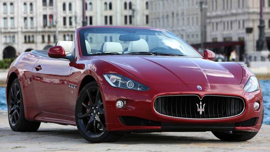 Conversível tem motor 4.7 V8 de 450 cv de potência <a href="https://quatrorodas.abril.com.br/noticias/maserati-lanca-grancabrio-sport-297006_p.shtml" target="_blank" rel="migration">Leia mais</a>