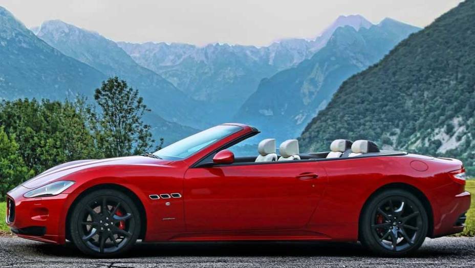 Conversível tem motor 4.7 V8 de 450 cv de potência <a href="https://quatrorodas.abril.com.br/noticias/maserati-lanca-grancabrio-sport-297006_p.shtml" target="_blank" rel="migration">Leia mais</a>