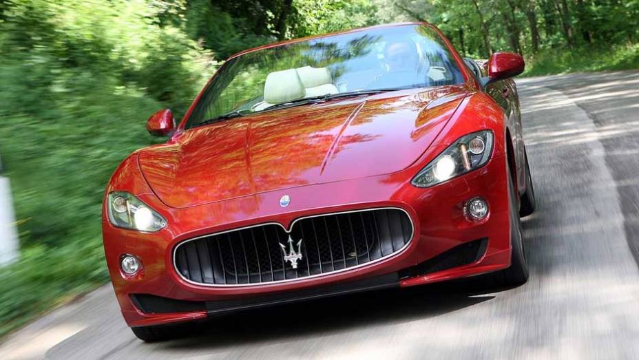 Conversível tem motor 4.7 V8 de 450 cv de potência <a href="https://quatrorodas.abril.com.br/noticias/maserati-lanca-grancabrio-sport-297006_p.shtml" target="_blank" rel="migration">Leia mais</a>