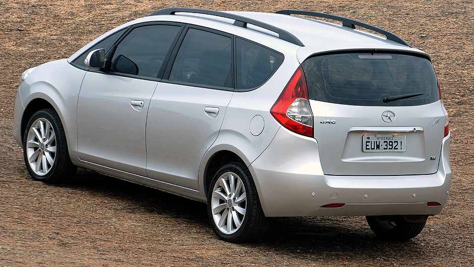 Minivan &eacute; o terceiro modelo da marca a desembarcar no Brasil. <a href="https://quatrorodas.abril.com.br/carros/lancamentos/jac-j6-635765.shtml" rel="migration">Leia mais</a>