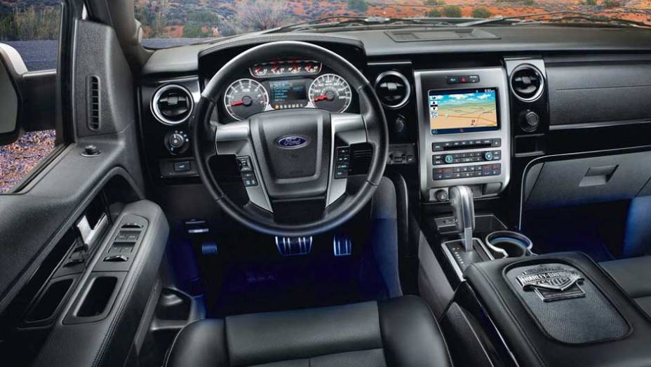 Interior exibe acabamento em couro de primeira qualidade. <a href="https://quatrorodas.abril.com.br/noticias/ford-apresenta-f-150-harley-davidson-298144_p.shtml" rel="migration">Leia mais</a>