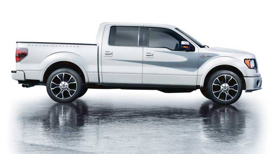 A carroceria tem pintura exclusiva. <a href="https://quatrorodas.abril.com.br/noticias/ford-apresenta-f-150-harley-davidson-298144_p.shtml" rel="migration">Leia mais</a>