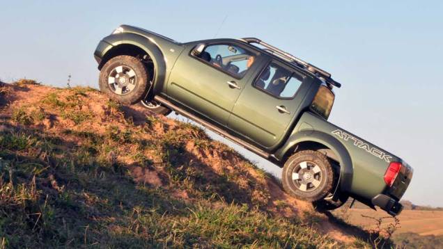 Picape conta com o sistema de tração Shift-on-the-Fly para as situações de off-road. <a href="https://quatrorodas.abril.com.br/noticias/nissan-frontier-attack-chega-ao-mercado-neste-mes-298506_p.shtml" rel="migration">Leia mais</a>