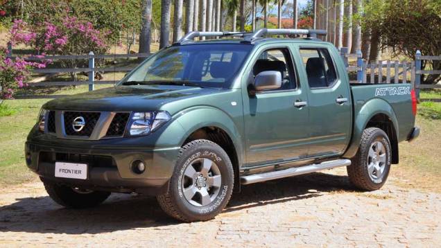 Os pneus são All Terrain - 50% asfalto e 50% fora-de-estrada. <a href="https://quatrorodas.abril.com.br/noticias/nissan-frontier-attack-chega-ao-mercado-neste-mes-298506_p.shtml" rel="migration">Leia mais</a>