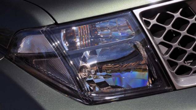 Faróis contam com máscara negra. <a href="https://quatrorodas.abril.com.br/noticias/nissan-frontier-attack-chega-ao-mercado-neste-mes-298506_p.shtml" rel="migration">Leia mais</a> Faróis contam com máscara negra. <a href="https://quatrorodas.abril.com.br/noticias/nissan-frontier-attack-chega-ao-mercado-neste-mes-298506_p.shtml" rel="migration">Leia mais</a>