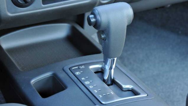 Versão LE 4x4 é equipada com câmbio automático de cinco velocidades. <a href="https://quatrorodas.abril.com.br/noticias/nissan-frontier-attack-chega-ao-mercado-neste-mes-298506_p.shtml" rel="migration">Leia mais</a> Versão LE 4x4 é equipada com câmbio automático de cinco velocidades. <a href="https://quatrorodas.abril.com.br/noticias/nissan-frontier-attack-chega-ao-mercado-neste-mes-298506_p.shtml" rel="migration">Leia mais</a>