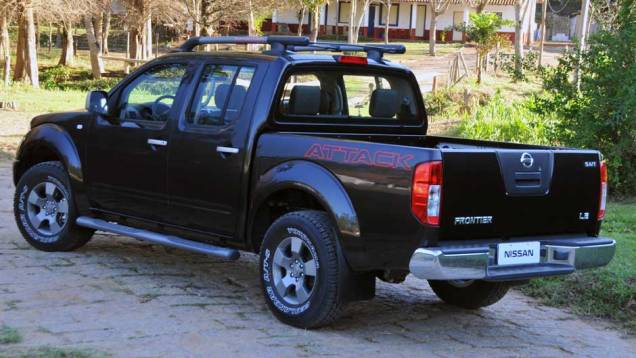 Estribos laterais e rack no teto são itens de série. <a href="https://quatrorodas.abril.com.br/noticias/nissan-frontier-attack-chega-ao-mercado-neste-mes-298506_p.shtml" rel="migration">Leia mais</a> Estribos laterais e rack no teto são itens de série. <a href="https://quatrorodas.abril.com.br/noticias/nissan-frontier-attack-chega-ao-mercado-neste-mes-298506_p.shtml" rel="migration">Leia mais</a>