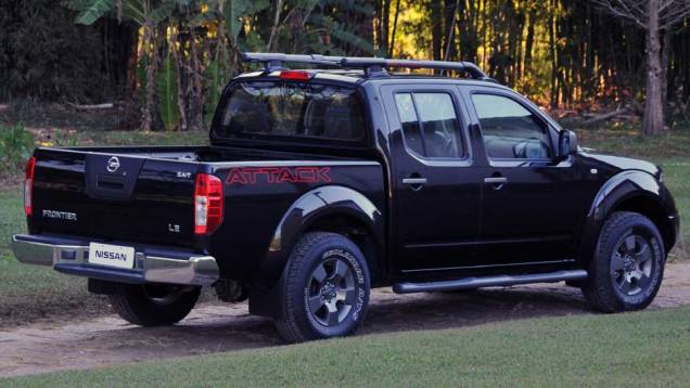 Para-choque traseiro pode ser preto ou cromado. <a href="https://quatrorodas.abril.com.br/noticias/nissan-frontier-attack-chega-ao-mercado-neste-mes-298506_p.shtml" rel="migration">Leia mais</a>