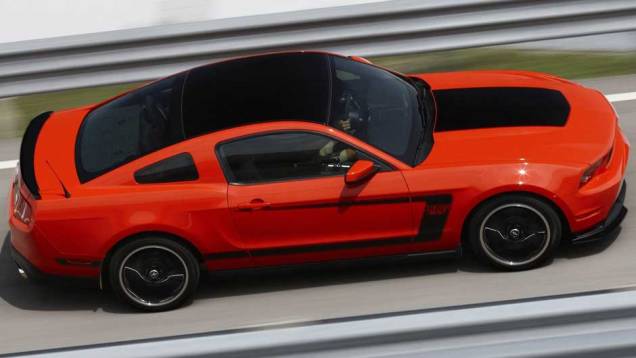 Ele foi inspirado no modelo de 1969 e conta com motor V8 5.0 de 444 cv. <a href="https://quatrorodas.abril.com.br/qr-tv/carros/ford-mustang-boss-302-2c9f94b431b3dda70131cf4f2ab7177f.shtml" rel="migration">Assista ao vídeo com o Mustang Boss 302</a> Ele foi inspirado no modelo de 1969 e conta com motor V8 5.0 de 444 cv. <a href="https://quatrorodas.abril.com.br/qr-tv/carros/ford-mustang-boss-302-2c9f94b431b3dda70131cf4f2ab7177f.shtml" rel="migration">Assista ao vídeo com o Mustang Boss 302</a>