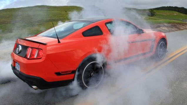 Ele foi inspirado no modelo de 1969 e conta com motor V8 5.0 de 444 cv. <a href="https://quatrorodas.abril.com.br/qr-tv/carros/ford-mustang-boss-302-2c9f94b431b3dda70131cf4f2ab7177f.shtml" rel="migration">Assista ao vídeo com o Mustang Boss 302</a> Ele foi inspirado no modelo de 1969 e conta com motor V8 5.0 de 444 cv. <a href="https://quatrorodas.abril.com.br/qr-tv/carros/ford-mustang-boss-302-2c9f94b431b3dda70131cf4f2ab7177f.shtml" rel="migration">Assista ao vídeo com o Mustang Boss 302</a>