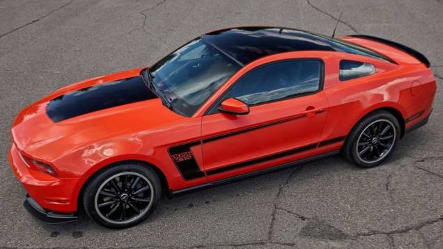 Ele foi inspirado no modelo de 1969 e conta com motor V8 5.0 de 444 cv. <a href="https://quatrorodas.abril.com.br/qr-tv/carros/ford-mustang-boss-302-2c9f94b431b3dda70131cf4f2ab7177f.shtml" rel="migration">Assista ao vídeo com o Mustang Boss 302</a> Ele foi inspirado no modelo de 1969 e conta com motor V8 5.0 de 444 cv. <a href="https://quatrorodas.abril.com.br/qr-tv/carros/ford-mustang-boss-302-2c9f94b431b3dda70131cf4f2ab7177f.shtml" rel="migration">Assista ao vídeo com o Mustang Boss 302</a>