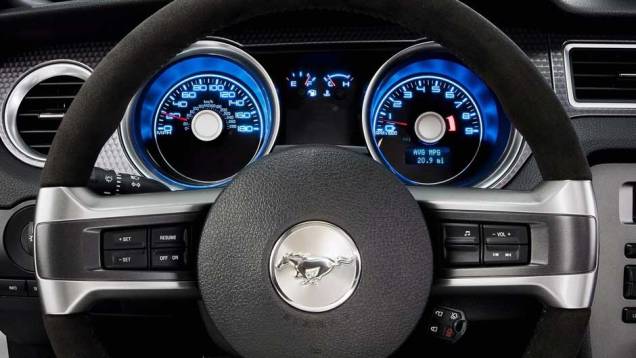 Ele foi inspirado no modelo de 1969 e conta com motor V8 5.0 de 444 cv. <a href="https://quatrorodas.abril.com.br/qr-tv/carros/ford-mustang-boss-302-2c9f94b431b3dda70131cf4f2ab7177f.shtml" rel="migration">Assista ao vídeo com o Mustang Boss 302</a> Ele foi inspirado no modelo de 1969 e conta com motor V8 5.0 de 444 cv. <a href="https://quatrorodas.abril.com.br/qr-tv/carros/ford-mustang-boss-302-2c9f94b431b3dda70131cf4f2ab7177f.shtml" rel="migration">Assista ao vídeo com o Mustang Boss 302</a>