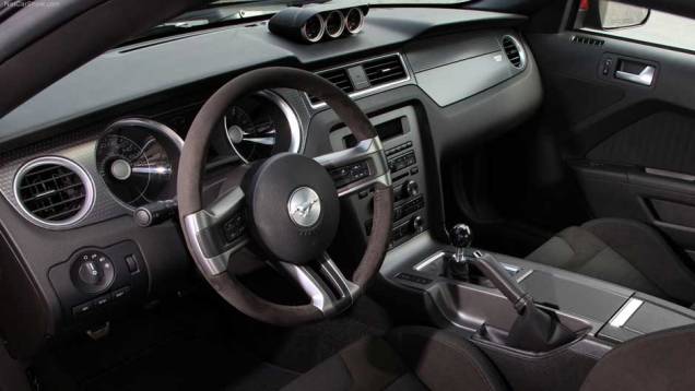 Ele foi inspirado no modelo de 1969 e conta com motor V8 5.0 de 444 cv. <a href="https://quatrorodas.abril.com.br/qr-tv/carros/ford-mustang-boss-302-2c9f94b431b3dda70131cf4f2ab7177f.shtml" rel="migration">Assista ao vídeo com o Mustang Boss 302</a> Ele foi inspirado no modelo de 1969 e conta com motor V8 5.0 de 444 cv. <a href="https://quatrorodas.abril.com.br/qr-tv/carros/ford-mustang-boss-302-2c9f94b431b3dda70131cf4f2ab7177f.shtml" rel="migration">Assista ao vídeo com o Mustang Boss 302</a>