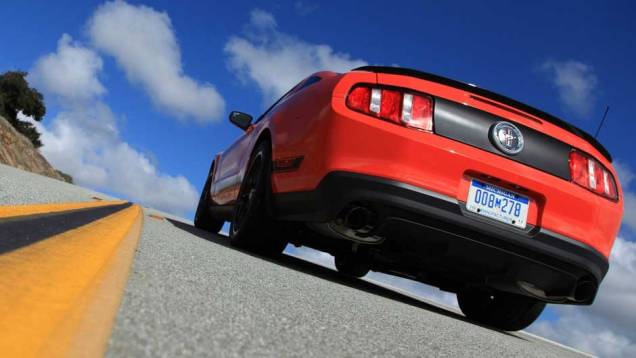 Ele foi inspirado no modelo de 1969 e conta com motor V8 5.0 de 444 cv. <a href="https://quatrorodas.abril.com.br/qr-tv/carros/ford-mustang-boss-302-2c9f94b431b3dda70131cf4f2ab7177f.shtml" rel="migration">Assista ao vídeo com o Mustang Boss 302</a> Ele foi inspirado no modelo de 1969 e conta com motor V8 5.0 de 444 cv. <a href="https://quatrorodas.abril.com.br/qr-tv/carros/ford-mustang-boss-302-2c9f94b431b3dda70131cf4f2ab7177f.shtml" rel="migration">Assista ao vídeo com o Mustang Boss 302</a>