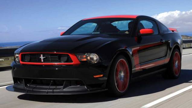 Versão Laguna Seca conta com spoiler dianteiro e santantonio no lugar do banco traseiro. <a href="https://quatrorodas.abril.com.br/qr-tv/carros/ford-mustang-boss-302-2c9f94b431b3dda70131cf4f2ab7177f.shtml" rel="migration">Assista ao vídeo com o Mustang Boss 302</a>