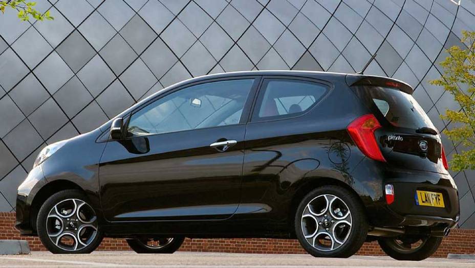 Versão do compacto estará disponível em setembro na Europa. <a href="https://quatrorodas.abril.com.br/noticias/kia-apresenta-picanto-portas-298647_p.shtml" rel="migration">Leia mais</a>