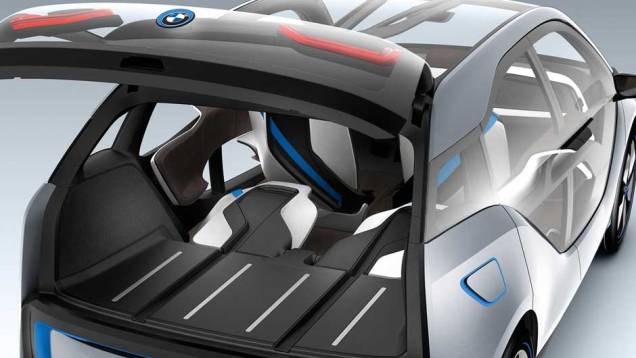 Compacto de quatro lugares, modelo inaugura a submarca de veículos elétricos da BMW. <a href="https://quatrorodas.abril.com.br/noticias/sustentabilidade-bmw-revela-detalhes-divisao-eletrica-i-natali-chiconi-297169_p.shtml" rel="migration">Leia mais</a>