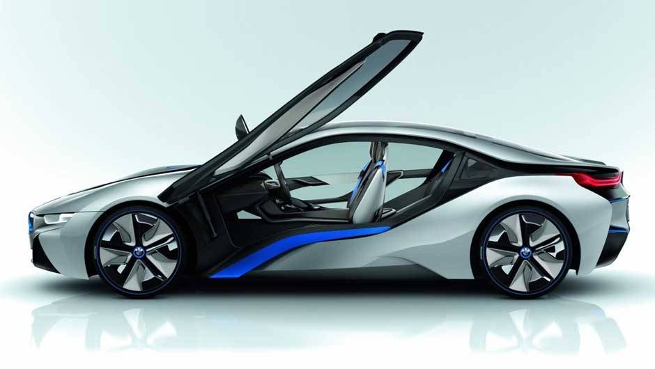 Esportivo de linhas futuristas, ele inaugura a divis&atilde;o "i" de carros el&eacute;tricos da BMW. <a href="https://quatrorodas.abril.com.br/noticias/sustentabilidade-bmw-revela-detalhes-divisao-eletrica-i-natali-chiconi-297169_p.shtml" rel="migration">Leia mais</a>