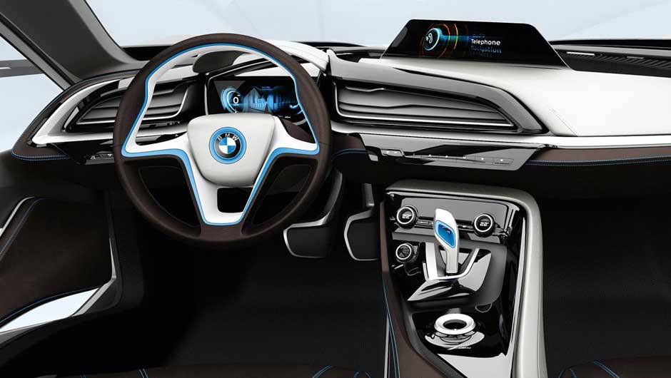 Esportivo de linhas futuristas, ele inaugura a divis&atilde;o "i" de carros el&eacute;tricos da BMW. <a href="https://quatrorodas.abril.com.br/noticias/sustentabilidade-bmw-revela-detalhes-divisao-eletrica-i-natali-chiconi-297169_p.shtml" rel="migration">Leia mais</a>