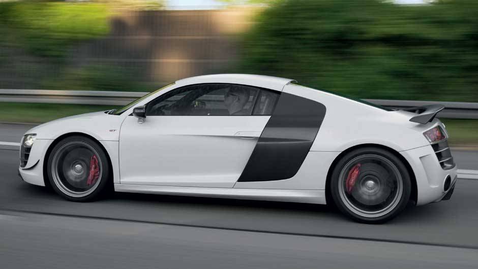 A l&acirc;mina que invade a lateral d&aacute; um ar de agressividade ao R8. <a href="https://quatrorodas.abril.com.br/noticias/audi-lanca-seu-primeiro-carro-r-1-milhao-brasil-299224_p.shtml" rel="migration">Leia mais</a>