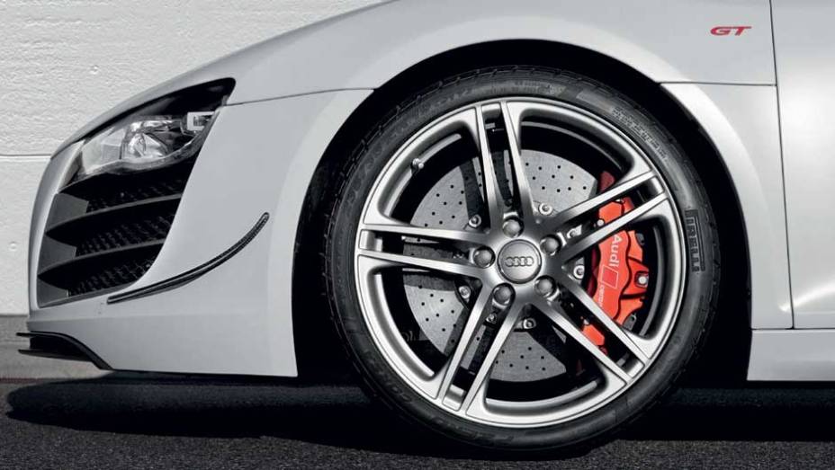 As belas rodas de liga leve têm 19 polegadas. <a href="https://quatrorodas.abril.com.br/noticias/audi-lanca-seu-primeiro-carro-r-1-milhao-brasil-299224_p.shtml" rel="migration">Leia mais</a>