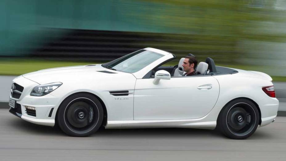 Roadster é equipado com um motor V8 de 415 cv. <a href="https://quatrorodas.abril.com.br/noticias/mercedes-revela-versao-mais-potente-slk-55-amg-299394_p.shtml" rel="migration">Leia mais</a>