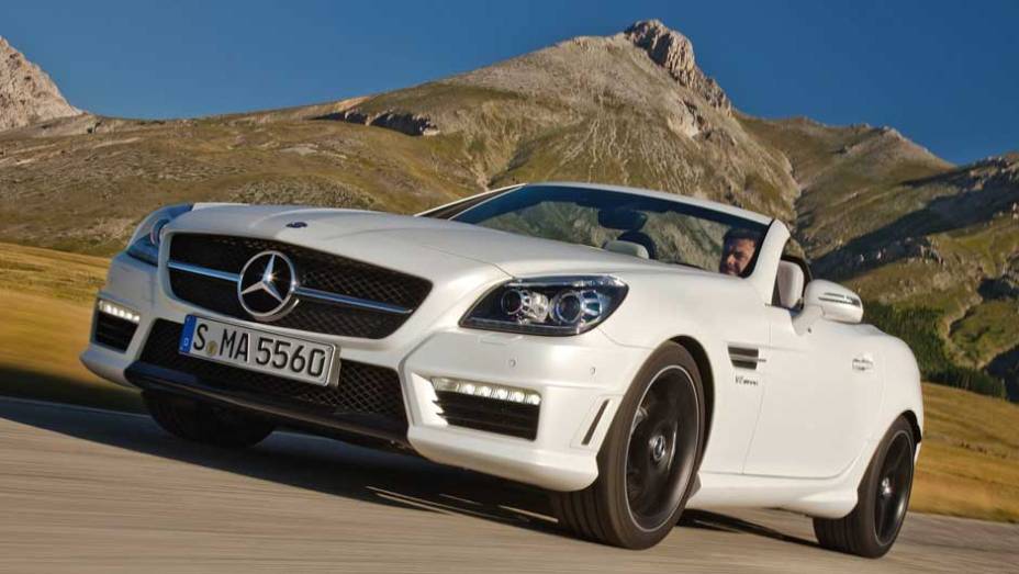 Visual frontal é inspirado no SLS AMG. <a href="https://quatrorodas.abril.com.br/noticias/mercedes-revela-versao-mais-potente-slk-55-amg-299394_p.shtml" rel="migration">Leia mais</a>