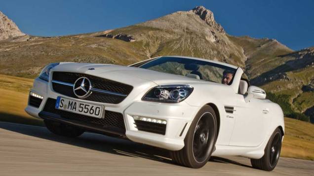 Visual frontal é inspirado no SLS AMG. <a href="https://quatrorodas.abril.com.br/noticias/mercedes-revela-versao-mais-potente-slk-55-amg-299394_p.shtml" rel="migration">Leia mais</a> Visual frontal é inspirado no SLS AMG. <a href="https://quatrorodas.abril.com.br/noticias/mercedes-revela-versao-mais-potente-slk-55-amg-299394_p.shtml" rel="migration">Leia mais</a>