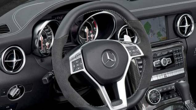 Acabamento interno abusa do couro e fibra de carbono. <a href="https://quatrorodas.abril.com.br/noticias/mercedes-revela-versao-mais-potente-slk-55-amg-299394_p.shtml" rel="migration">Leia mais</a> Acabamento interno abusa do couro e fibra de carbono. <a href="https://quatrorodas.abril.com.br/noticias/mercedes-revela-versao-mais-potente-slk-55-amg-299394_p.shtml" rel="migration">Leia mais</a>