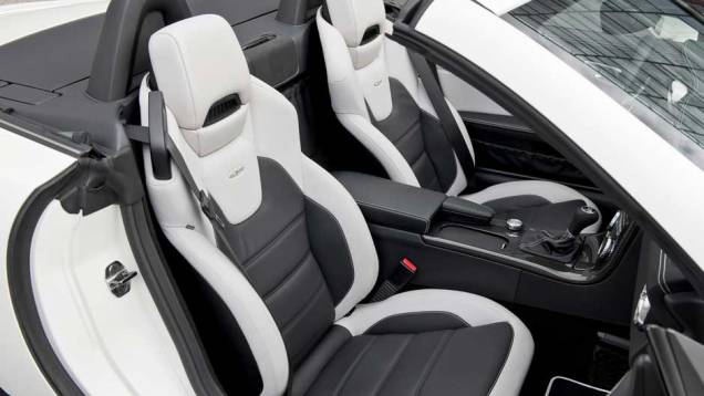 Bancos esportivos têm acabamento em dois tons. <a href="https://quatrorodas.abril.com.br/noticias/mercedes-revela-versao-mais-potente-slk-55-amg-299394_p.shtml" rel="migration">Leia mais</a> Bancos esportivos têm acabamento em dois tons. <a href="https://quatrorodas.abril.com.br/noticias/mercedes-revela-versao-mais-potente-slk-55-amg-299394_p.shtml" rel="migration">Leia mais</a>