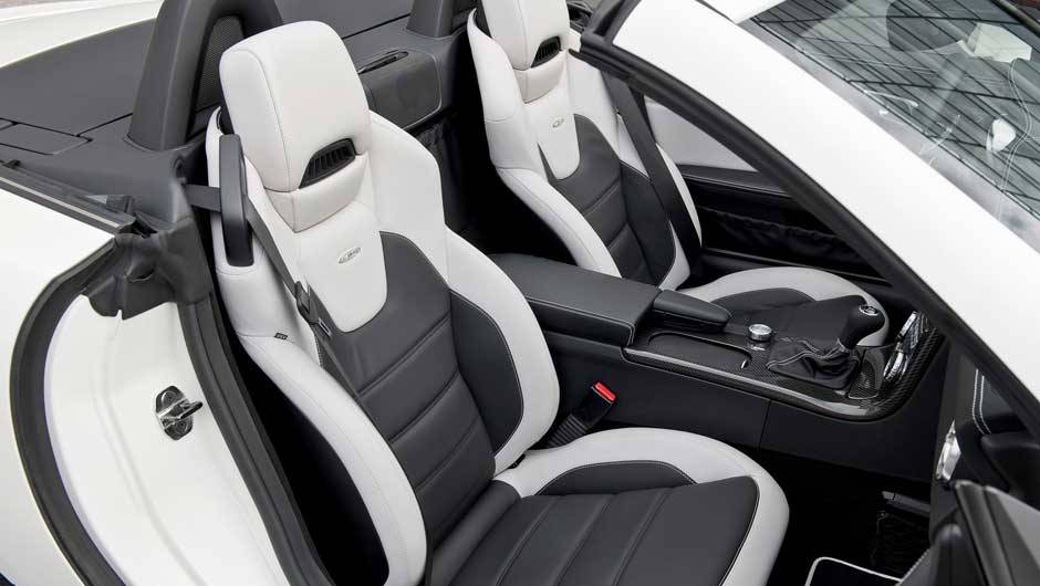 Bancos esportivos t&ecirc;m acabamento em dois tons. <a href="https://quatrorodas.abril.com.br/noticias/mercedes-revela-versao-mais-potente-slk-55-amg-299394_p.shtml" rel="migration">Leia mais</a>