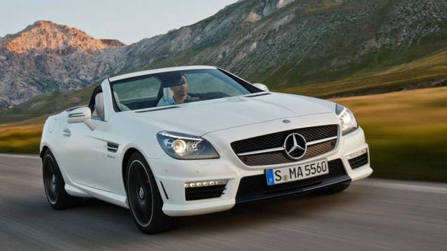 Kit aerodinâmico da AMG dá um visual ainda mais agressivo ao SLK. <a href="https://quatrorodas.abril.com.br/noticias/mercedes-revela-versao-mais-potente-slk-55-amg-299394_p.shtml" rel="migration">Leia mais</a> Kit aerodinâmico da AMG dá um visual ainda mais agressivo ao SLK. <a href="https://quatrorodas.abril.com.br/noticias/mercedes-revela-versao-mais-potente-slk-55-amg-299394_p.shtml" rel="migration">Leia mais</a>