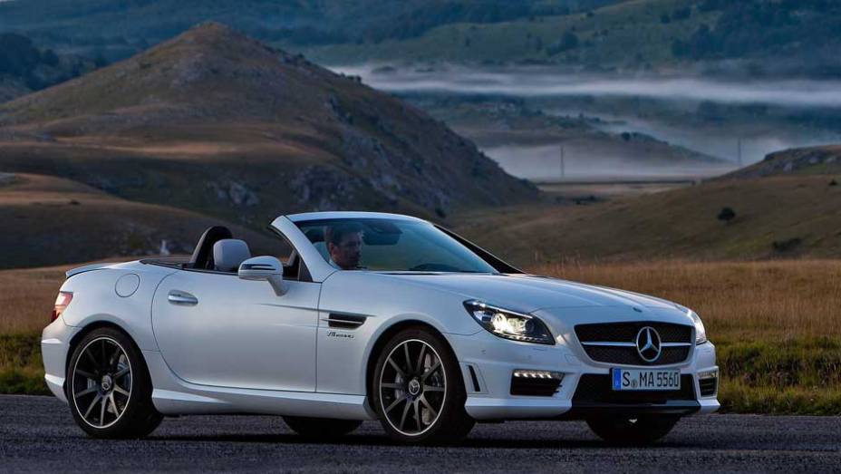 Carro acelera de 0 a 100 km/h em 4,5 segundos. <a href="https://quatrorodas.abril.com.br/noticias/mercedes-revela-versao-mais-potente-slk-55-amg-299394_p.shtml" rel="migration">Leia mais</a>