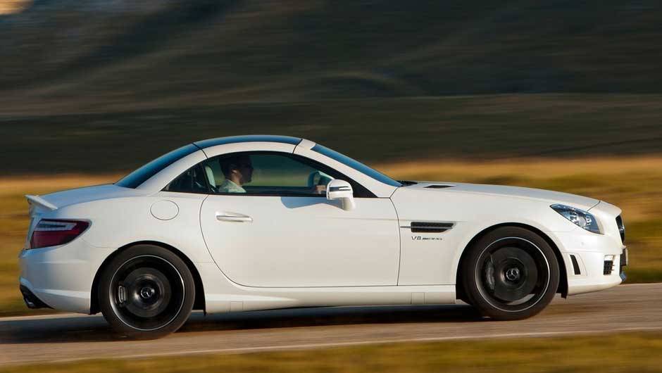 Capota r&iacute;gida &eacute; uma das marcas do SLK. <a href="https://quatrorodas.abril.com.br/noticias/mercedes-revela-versao-mais-potente-slk-55-amg-299394_p.shtml" rel="migration">Leia mais</a>