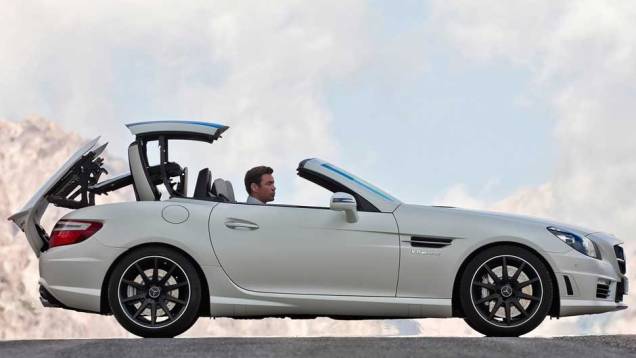 Ela pode ser aberta ou fechada automaticamente em menos de 20 segundos. <a href="https://quatrorodas.abril.com.br/noticias/mercedes-revela-versao-mais-potente-slk-55-amg-299394_p.shtml" rel="migration">Leia mais</a> Ela pode ser aberta ou fechada automaticamente em menos de 20 segundos. <a href="https://quatrorodas.abril.com.br/noticias/mercedes-revela-versao-mais-potente-slk-55-amg-299394_p.shtml" rel="migration">Leia mais</a>
