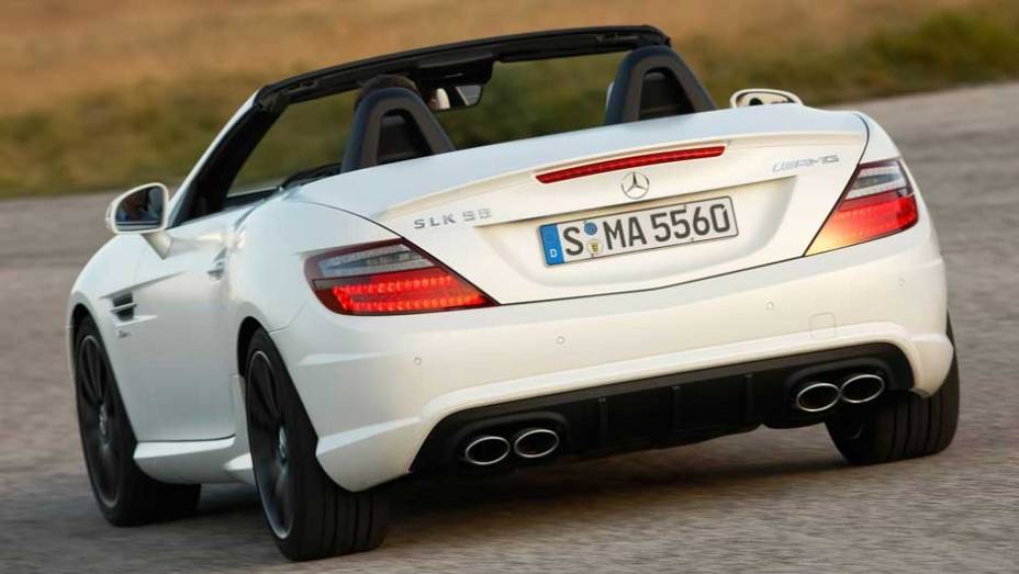 O par de saídas dupla de escape entrega: este não é um SLK qualquer. <a href="https://quatrorodas.abril.com.br/noticias/mercedes-revela-versao-mais-potente-slk-55-amg-299394_p.shtml" rel="migration">Leia mais</a>