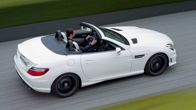 Esportivo será apresentado oficialmente em Frankfurt. <a href="https://quatrorodas.abril.com.br/noticias/mercedes-revela-versao-mais-potente-slk-55-amg-299394_p.shtml" rel="migration">Leia mais</a> Esportivo será apresentado oficialmente em Frankfurt. <a href="https://quatrorodas.abril.com.br/noticias/mercedes-revela-versao-mais-potente-slk-55-amg-299394_p.shtml" rel="migration">Leia mais</a>