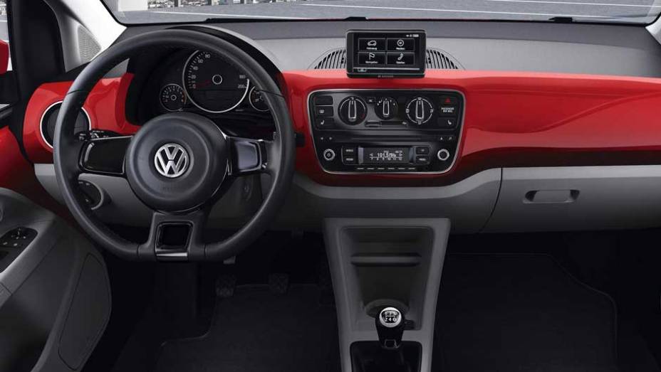 Painel é simples, porém funcional. <a href="https://quatrorodas.abril.com.br/noticias/fabrincantes-volkswagem-mostra-detalhes-up-299370_p.shtml" rel="migration">Leia mais</a>